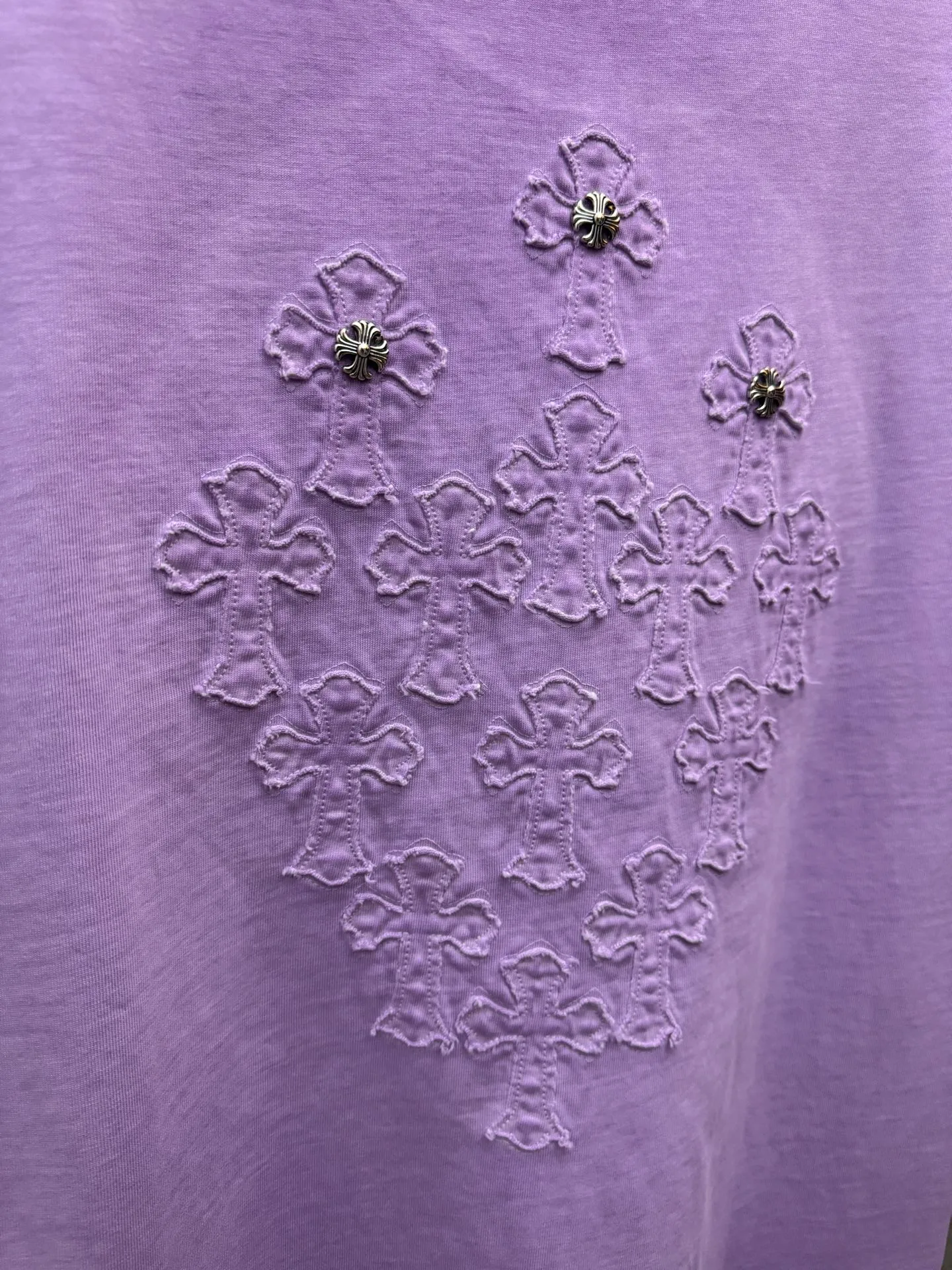 P200 top version, real shot without P, ​​different from market currency) 𝗖𝗵𝗿𝗼𝗺𝗲 𝗛𝗲𝗮𝗿𝘁𝘀/Croxin 2026 spring new original single counter American laser burnt patch embroidered couple short sleeves 👑The highest version! Customized fabric 330g, washed and fried. Best-selling model at the counter. Very comfortable to wear. Accessories: Original molded and authenticated collar label➕100% silk wash label. Genuine purchase-grade original hangtag➕matching hanging rope➕3D hanging beads➕original packaging bag. Craftsmanship: The original version has consistent wiring! The highest version of the armhole matching technique! Color: Khaki Black Rose Red Light Blue Purple Size: S M L XL Style Number: 26-2002